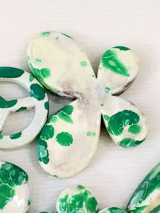 16%20%E2%80%93%2020pcs%20/%2043%20%E2%80%93%2047gms%20Marbled%20Green%20and%20White%20Mix%20Aesthetic%20Beads%20for%20Crafting%20%E2%80%93%20Unique%20Shapes%20for%20DIY%20Jewelry%20and%20Accessories%20-%20Image%203