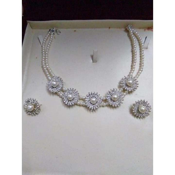 Stylish Zircon set with white pearls for women