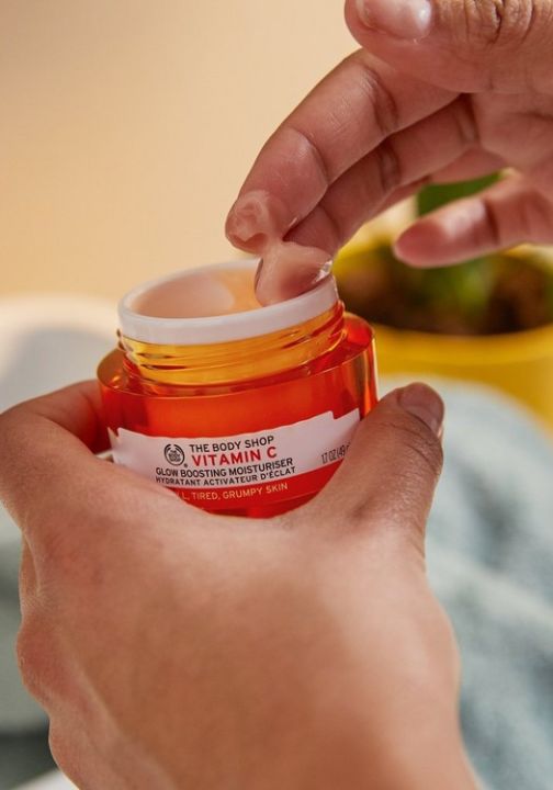 The%20Body%20Shop%20Vitamin%20C%20Glow%20Boosting%20Moisturiser%20(50ML)%20-%20Image%207