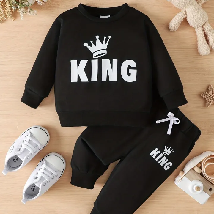 "Keep%20Your%20Baby%20Boy%20Stylish%20and%20Comfy%20with%20a%20King%20Letter%20Print%20Tracksuit%20-%20King%20Letter%20Print%20Sweatshirt%20&%20Trousers%20Set"%20-%20Image%204