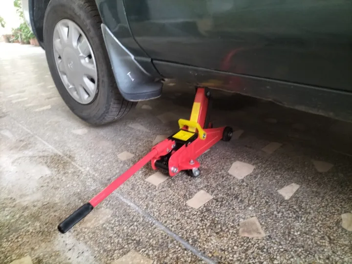 Hydraulic%20Floor%20Jack-%202%20Ton%20Heavy%20Duty%20Car%20lifting%20Jack%20%7C%20Made%20in%20Germany%20-%20Image%203