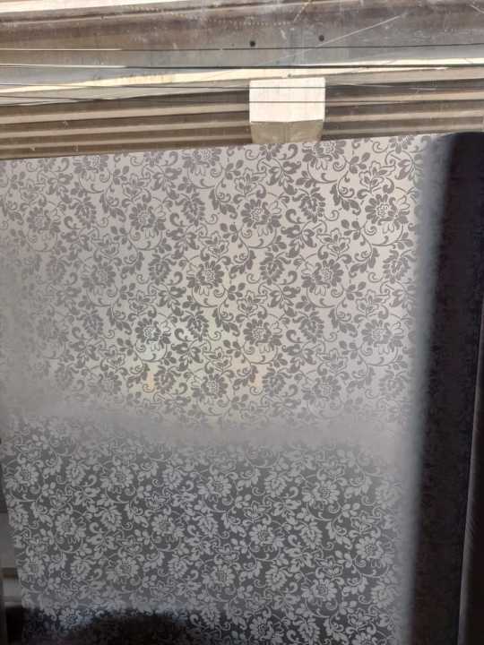 Elegant%20Floral%20Pattern%20Self-Adhesive%20Privacy%20Window%20Film%20in%20PVC%20-%20Multiple%20Sizes%20-%20Image%2010