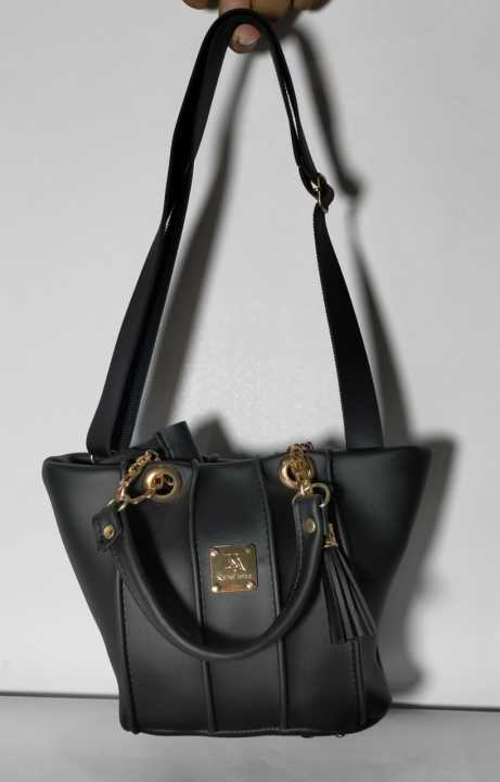Classic%20Black%20Faux%20Leather%20Handbag%20with%20Gold-Tone%20Chain%20Handle%20and%20Decorative%20Tassel,%20Adjustable%20Shoulder%20Strap,%20for%20Office%20and%20Evening%20Wear%20-%20Image%207