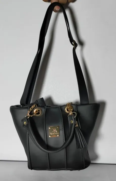 Classic%20Black%20Faux%20Leather%20Handbag%20with%20Gold-Tone%20Chain%20Handle%20and%20Decorative%20Tassel,%20Adjustable%20Shoulder%20Strap,%20for%20Office%20and%20Evening%20Wear%20-%20Image%207