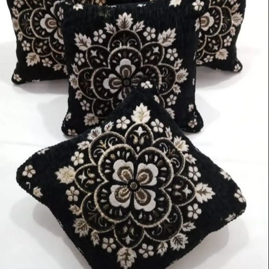 Experience%20Luxury%20Comfort%20with%20Our%20Premium%205-Piece%20Jacquard%20Velvet%20Cushion%20Cover%20Set%20-%20Image%202