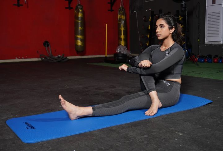 Hustlers%20Yoga%20Mat%20-%20Imported%20Spot%20Clean%20Yoga%20Matt%20-%208mm%20thick%20-%20L:%2070%20x%20%20W:%2024%20-%203.15lbs%20-%2080%25%20thermoplastic%20elastomer/20%25%20rubber%20-%20Sea%20Blue%20-%20Image%203