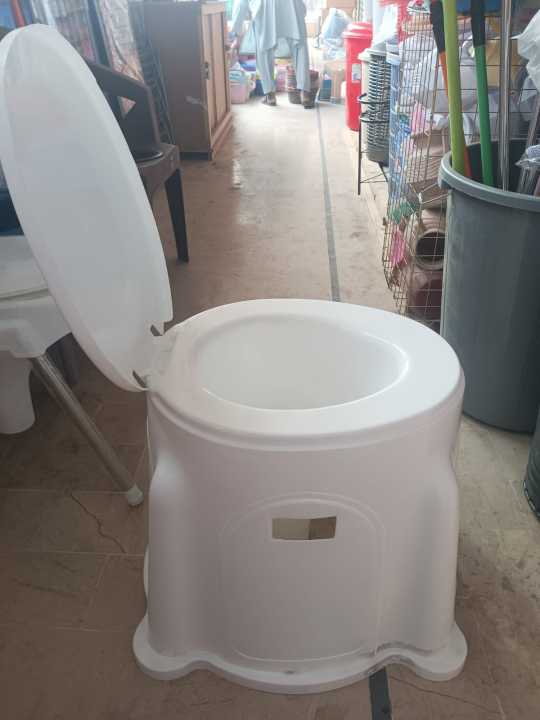 Full%20Heavy%20Plastic%20Commode%20Chair%20with%20Cover%20-%20Image%202