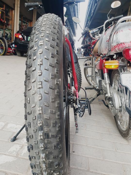 Fat%20Tyre%20Bike%20by%20PLUS%20-%20Adventure%20Redefined,%2021%20Speed,%20Shimano%20Gears,%20Front%20shock%20double%20disk%2010%20gears,%2026%20Inches,%20Aluminum%20Frame%20-%20Image%204