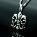 【IKE】 Symbol Mens Collier Fluer de Lys  Flower Pendant Necklace Stainless Steel en Color Retro Vintage  Style. 