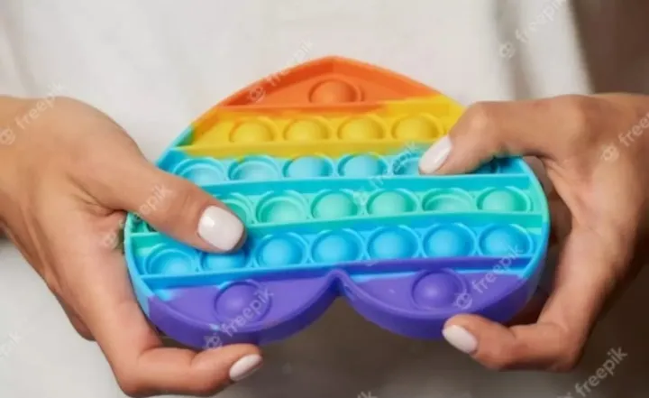 Push%20Pop%20Bubble%20Fidget%20Spinner%20Pop%20It%20Silicone%20Toy%20-%205%20inches%20-%20Rainbow%20in%20different%20shapes%20-%20Image%203