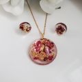 Necklace with wild rose Patels and queen's lace - Resin jewelry with real flowers - Rose patels preserved in resin.. 
