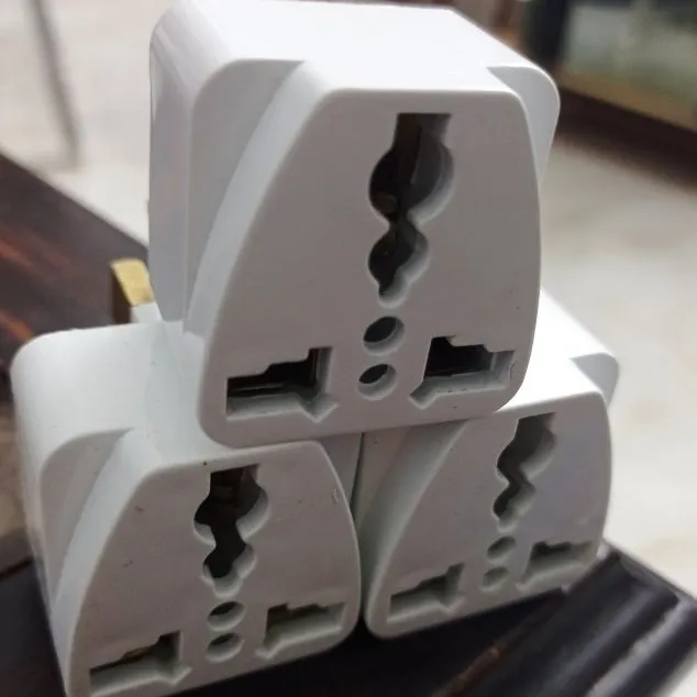 UK%203%20Pin%20Plug%20Travel%20Universal%20Plug%20Socket%20Adapter%20Pack%20of%203%20-%20Image%204