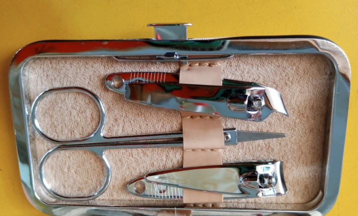 set of 2 nailcuter 1 scissor 2 nail cleaner 1 teuser