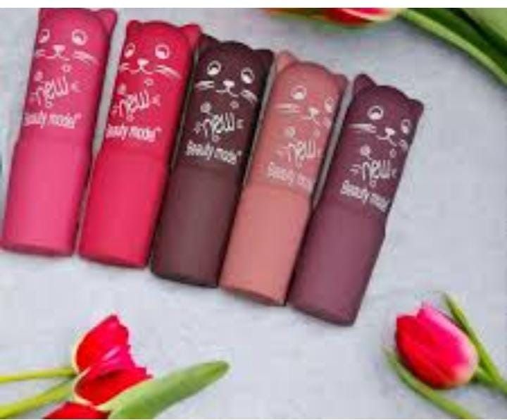 Beauty%20Model%20Matte%20Lipstick%20Box%20-%20Set%20of%2024%20Vibrant%20Shades%20-%20Image%204