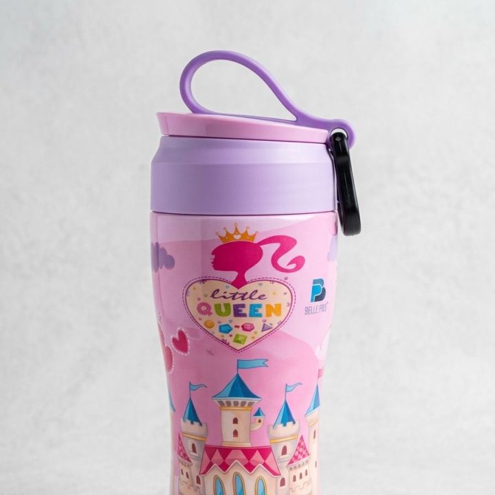 Kids%20Premium%20Lunch%20Box%20and%20Water%20Bottle%20Set%20%E2%80%93%20Leak-Proof%20School%20Tiffin%20Box%20with%20600ml%20Sipper%20Bottle%20%E2%80%93%20BPA-Free%20Plastic%20Food%20Container%20for%20Boys%20&%20Girls%20%E2%80%93%20Cartoon%20Printed%20Picnic%20Set%20-%20Image%208