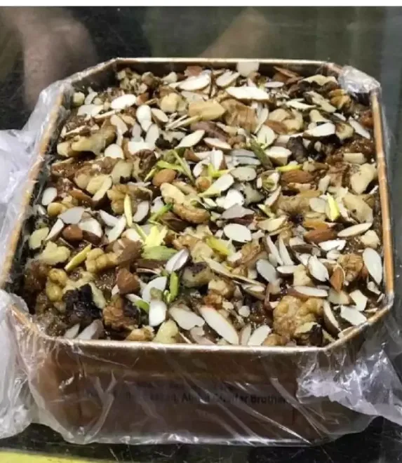 Hafiz%20Abdul%20Wadood%20Badami%20Multani%20Sohan%20Halwa%20Desi%20Ghee%2001%20Kilogram%201000g%20%20Haroon's%20Group%20-%20Image%205