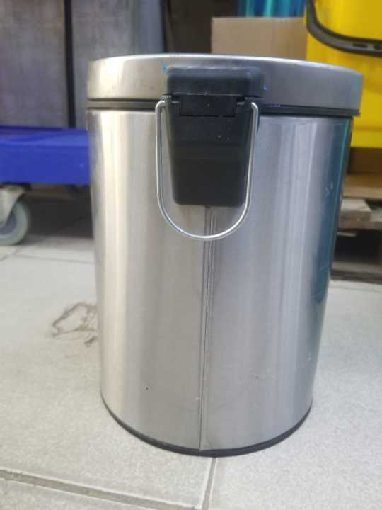Stainless%20Steel%20Plain%20Pedal%20Dustbin/Plain%20Pedal%20Garbage%20Bin%20with%20Plastic%20Bucket-%205%20liter%20-%20Image%205