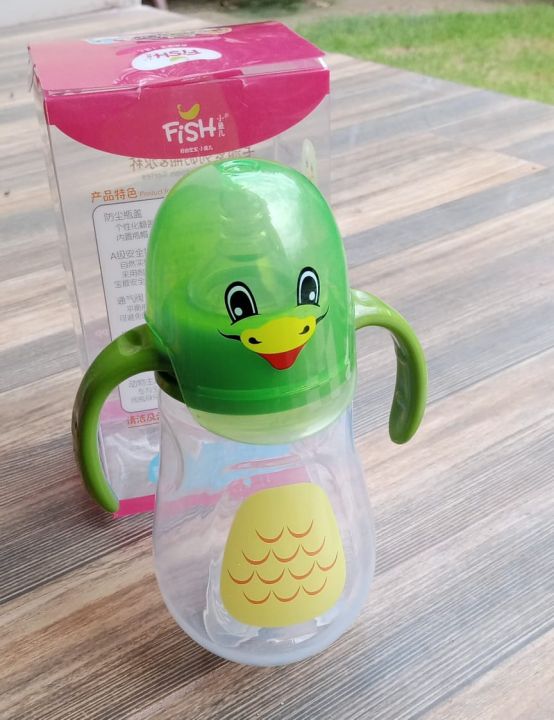 8423%20FISH%20330ml%2011oz%20Baby%20Feeder%20bottle%20plastic%20large%20imported%20new%20style%20-%20baby%20feeder%20bottle%20with%20Handle%20and%20light%20in%20the%20cap%20baby%20feeding%20bottle%20for%20kids%20-%20Image%202