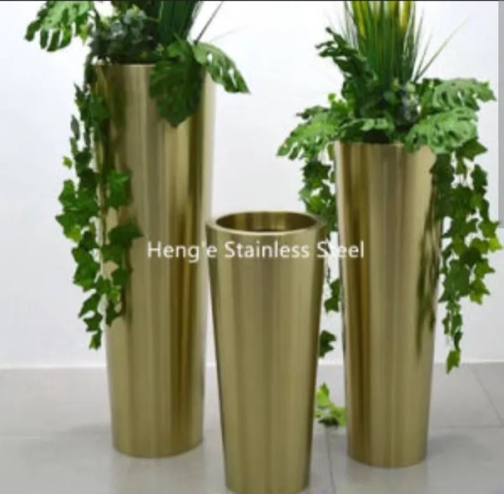 3%20ps%20tall%20metal%20luxury%20vases%20customized%20-%20Image%204