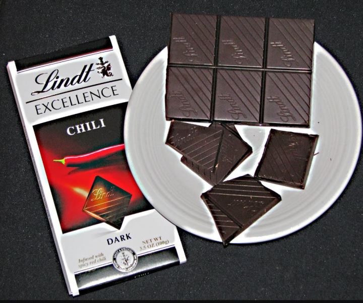 Lindt%20Excellence%20Chilli%20Dark%20Chocolate%20100%20Gm%20Pack%20-%20Image%202