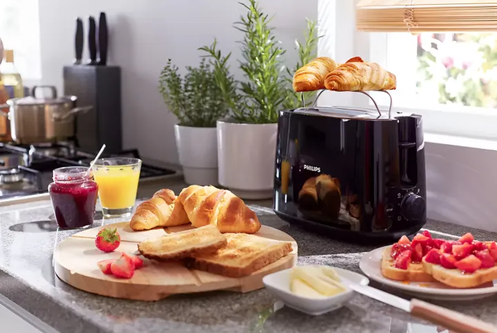 Philips%20Daily%20Collection%20Toaster%20-%202%20slice,%20wide%20slot,%20Black%20HD2581/91%20-%20Image%203