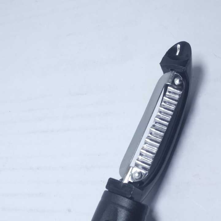 CH%20Plastic%20Potato%20Peeler%20Wavy%20Blade%20-%20Image%204