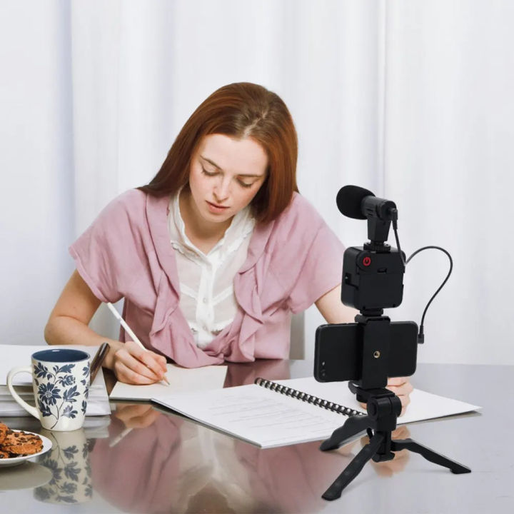 Vlogging%20Kit:%20All-in-One%20Video%20Making%20Kit%20with%20Tripod%20Stand,%20Microphone,%20LED%20Light,%20Mobile%20Holder%20&%20Bluetooth%20Selfie%20Shutter%20-%20For%20Live%20Stream,%20Vlogs%20&%20TikTok%20-%20Image%204