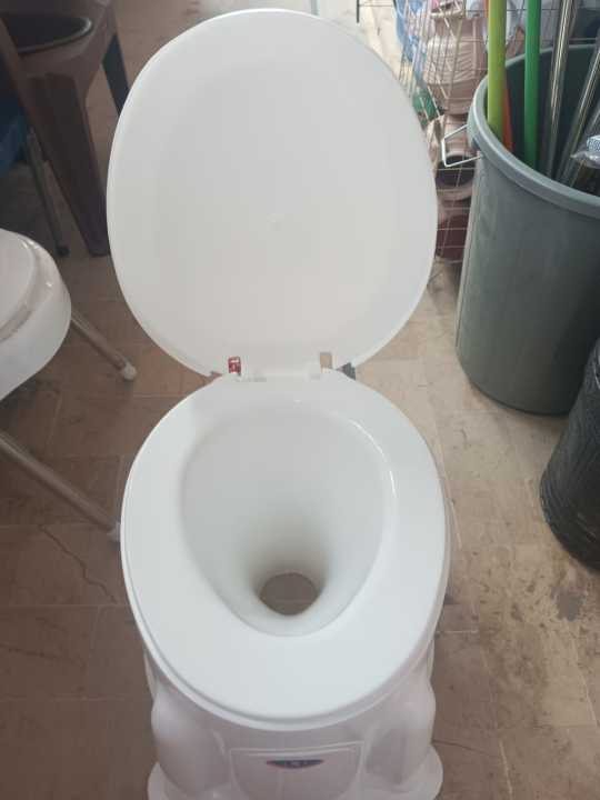 Full%20Heavy%20Plastic%20Commode%20Chair%20with%20Cover%20-%20Image%203