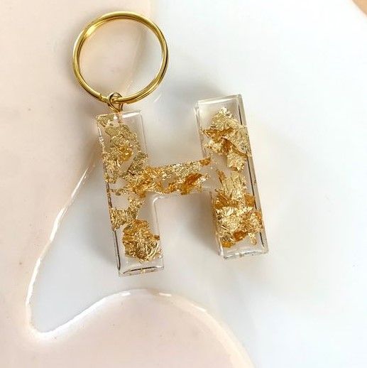 1x%20keychain-%20golden%20/%20silver-%20Initial%20keychain-%20glittered%20with%20foil-%20fancy%20keychain-%20Resin-%20Epoxy%20-%20Image%202