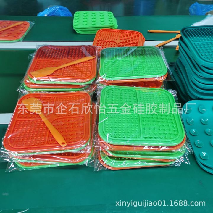 Temu%20products%20with%20multiple%20designs,%20silicone%20pet%20mat,%20anti%20choking%20slow%20food%20bowl%20dispenser%20-%20Image%203