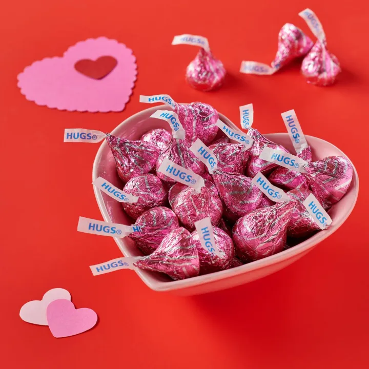 Chocolate%20%7C%20Hershey's%20Kisses%20%20Hugs%20&%20Kisses%20%20white%20creme%20milk%20chocolate%20%7C%20Best%20Gift%20pack%20Heart%20shape%20with%20kisses%20Chocolates%20%7C%20In%20best%20&%20original%20Imported%20quality%20%7C%20184g%20-%20Image%205