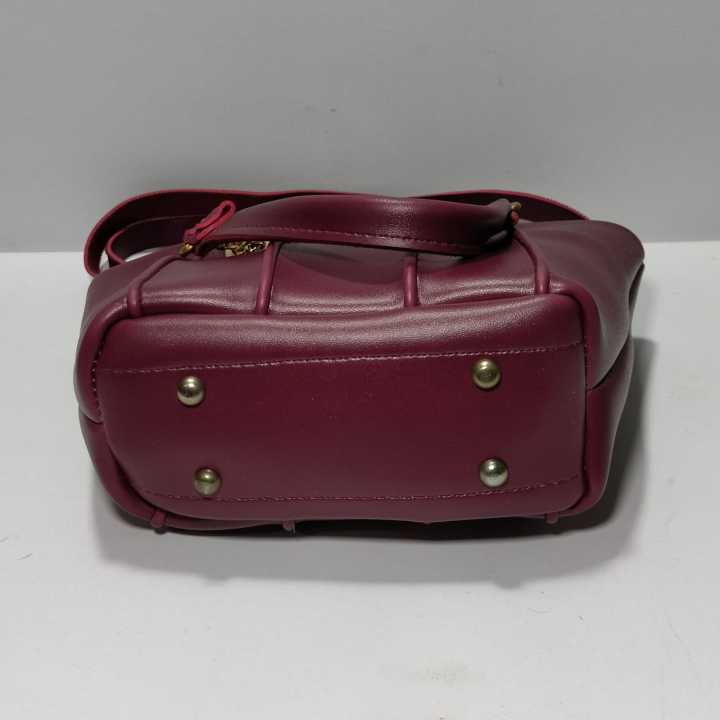 Classic%20Black%20Faux%20Leather%20Handbag%20with%20Gold-Tone%20Chain%20Handle%20and%20Decorative%20Tassel,%20Adjustable%20Shoulder%20Strap,%20for%20Office%20and%20Evening%20Wear%20-%20Image%208