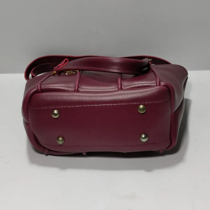 Classic%20Black%20Faux%20Leather%20Handbag%20with%20Gold-Tone%20Chain%20Handle%20and%20Decorative%20Tassel,%20Adjustable%20Shoulder%20Strap,%20for%20Office%20and%20Evening%20Wear%20-%20Image%208