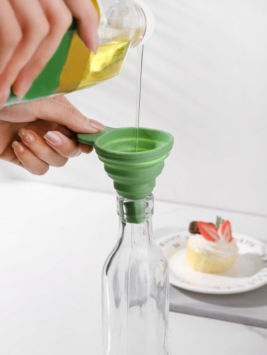 silicone%20funnel%20foldable-Funnels%20Filter-funnels%20for%20kitchen-collapsible%20silicone%20foldable%20funnel-Funnels%20Hopper-Funnel%20Flexible-Funnels%20for%20Filling%20Small%20or%20Mini%20Bottles%20-%20Image%203