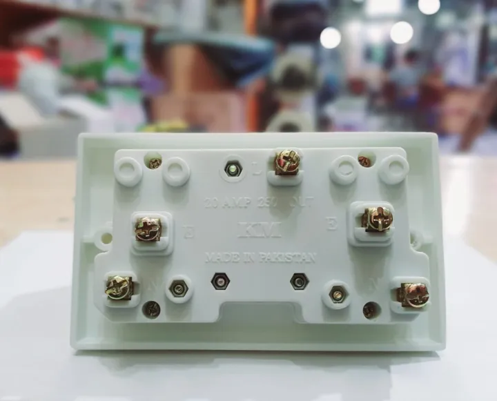 Heavy%20Duty%20Combined%20Power%20Plug%20+%20Light%20Plug%20220V%2020A%20-%20Image%203