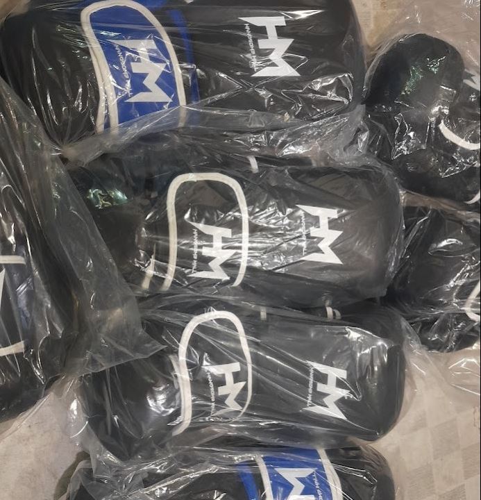 Premium%20Quality%20Boxing%20Gloves%2012Oz%20Standrad%20Size%20for%20Mens,%20Women,%20Boys%20,Girls%20-%20Image%203