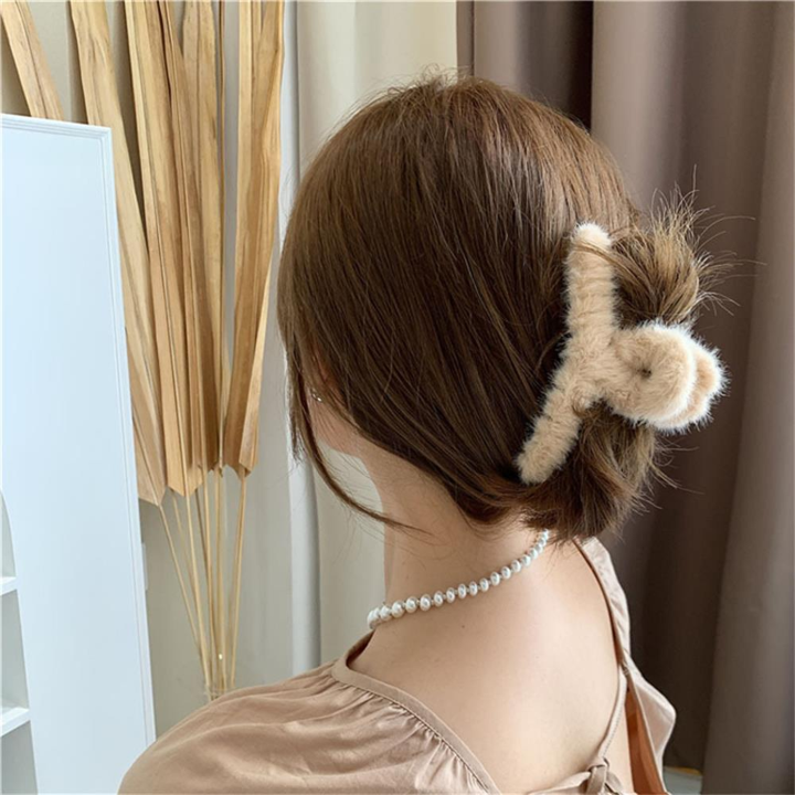 2pcs%20Korean%20Style%20Fluffy%20Plush%20Hair%20Claw%20Clips,%20Soft%20Velvet%20Fur,%20Non%20Slip,%20Fashionable%20Hairpins%20for%20Women,%20Lightweight%20and%20Durable%20-%20Image%205