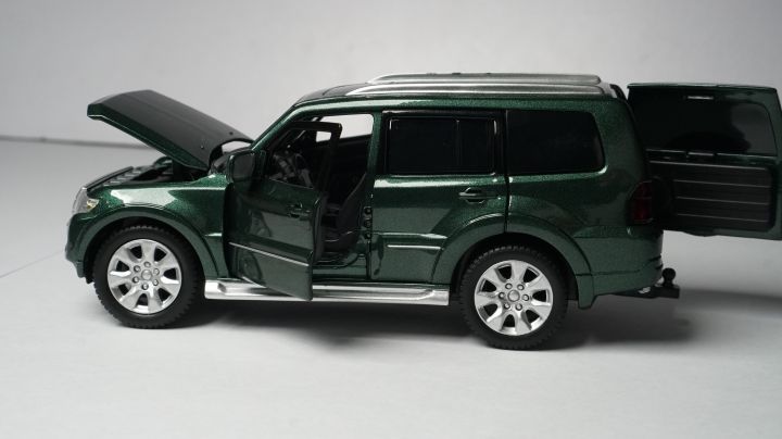 Mitsubishi%20Pajero%20Alloy%20Car%20Model%20Diecasts%20Toy%201:32%20Scale%20-%20Image%203