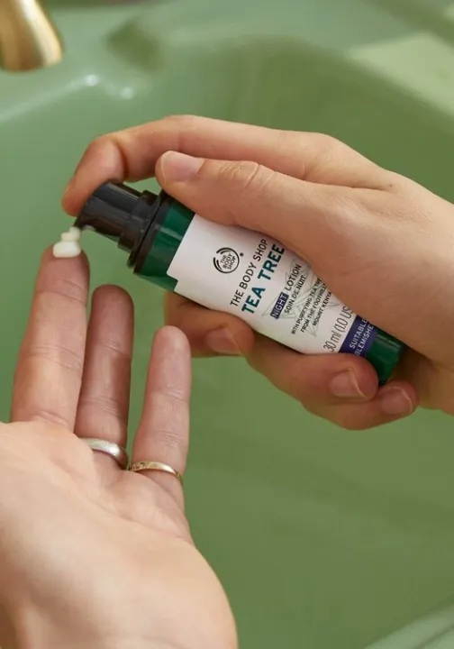 The%20Body%20Shop%20Tea%20Tree%20Night%20Lotion%20(30ML)%20-%20Image%203