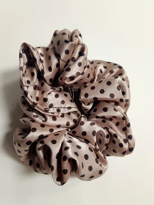 Printed%20Silk%20Scrunchies%20for%20Women,%20High-Quality%20Stretchy%20Hair%20Accessories,%20Multicolor%20(1%20Pack)%20-%20Image%203