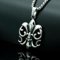 【IKE】 Symbol Mens Collier Fluer de Lys  Flower Pendant Necklace Stainless Steel en Color Retro Vintage  Style. 