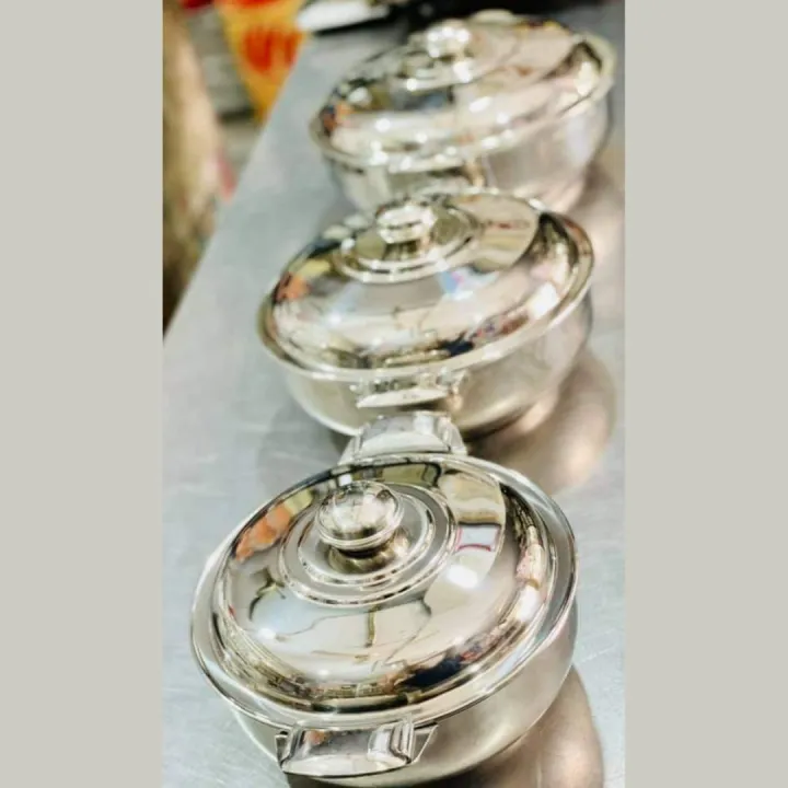 Rex%20Stainless%20Steel%20Hot%20Pot%20Set%20%E2%80%93%203%20PCS%20(20CM,%2024CM,%2028CM)%20with%20Sliding%20Lock%20Steel%20Lids%20%E2%80%93%20Mirror%20Finish%20Double%20Body%20Insulated%20Food%20Warmer/%20Cooler%20%E2%80%93%20Export%20Quality%20Hotpot%20Set%20-%20Image%204