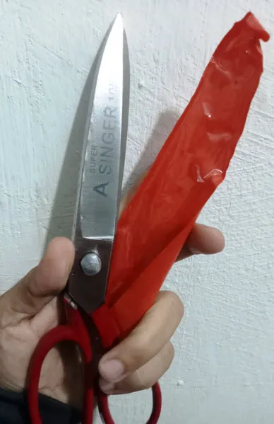 Super%20Singer%20Tailor%20Scissor%20(7-10%20inch)%20Good%20Quality%20Scissor%20(Kanchi)%20for%20Cutting%20Clothes%20-%20Image%204