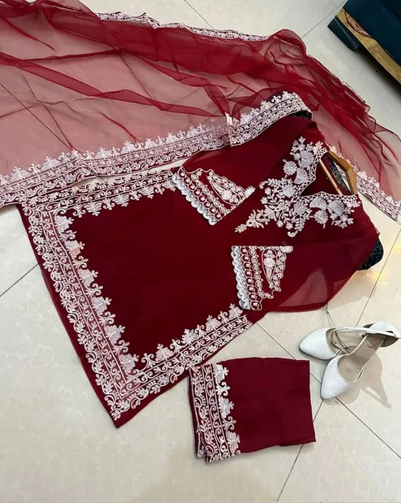 White%20Embroidered%20Kurti%20for%20Women%20%E2%80%93%203%20Piece%20Suit%20with%20Dupatta%20&%20Trouser,%20Formal/Wedding%20Dress%20-%20Image%204