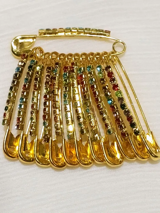 Crystal%20Hijab%20Pins%20%E2%80%93%20Set%20of%206%20Fancy%20Safety%20Pins%20with%20Rhinestones%20-%20Image%209