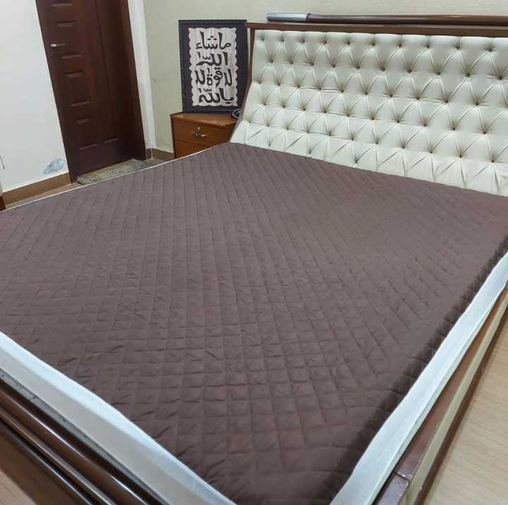 Cotton's%20Quilted%20Waterproof%20Mattress%20Cover%20-%20Choose%20Size%20From%20Options%20%7C100%25%20Waterproof%20Premium%20Quality%20Water%20Resistant%20Mattress%20Protector%20With%20Strong%20Elastic%20Grip%20-%20Image%204
