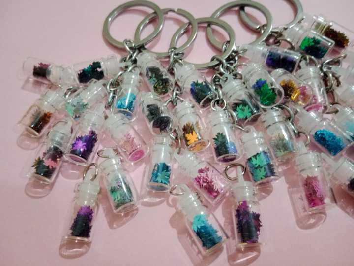 1%20x%205%20bottle%20Glitter%20Flake%20Key%20chain%20for%20girls%20keychains%20with%20glitter%20bottle%20-%20Image%207