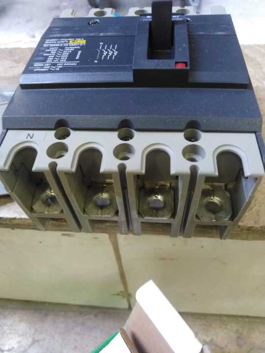 Schneider%20circuit%20breaker%20Easypact%20EZC100N%20(4%20pole)%20-%20Image%205