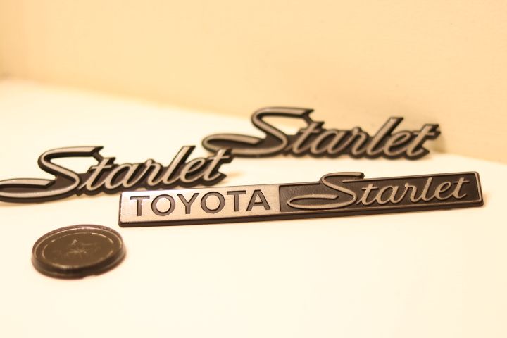 Toyota%20Starlet%20Emblem%20-%20Image%202