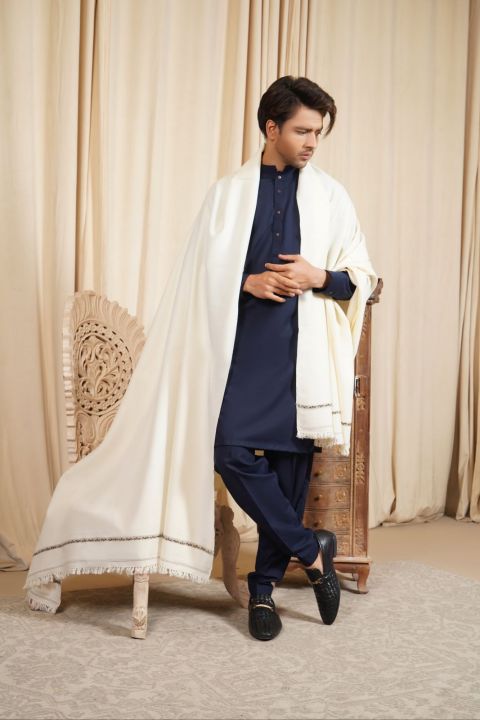 Premium%20Quality%20White%20Shawl%20For%20Men%20-%20Kashmiri%20Dhussa%20Shawl%20For%20Men%20-%20Winter%20Shawl%20Chadar%20For%20Men%20-%20%20White%20&%20Black%20-%20Image%204